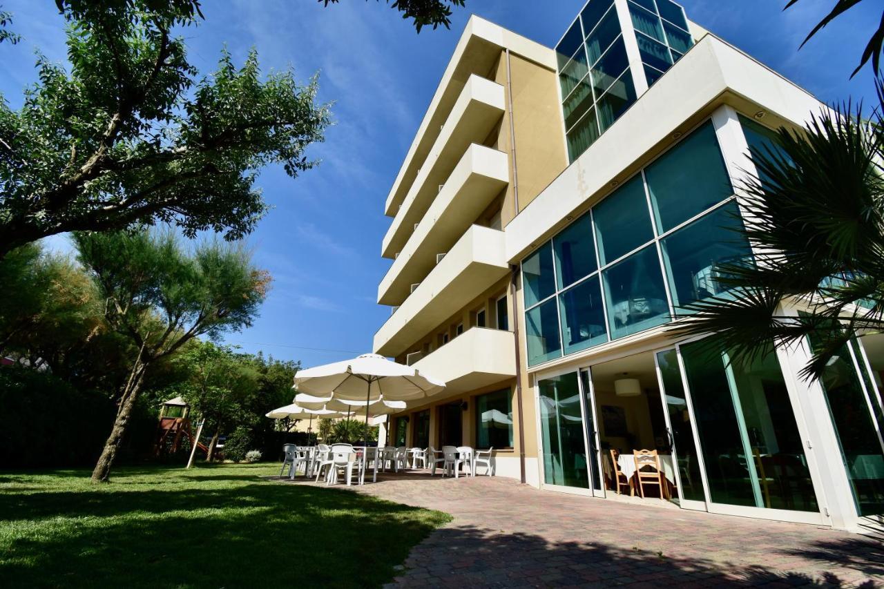 Hotel Astor B&B Lido di Classe Bagian luar foto