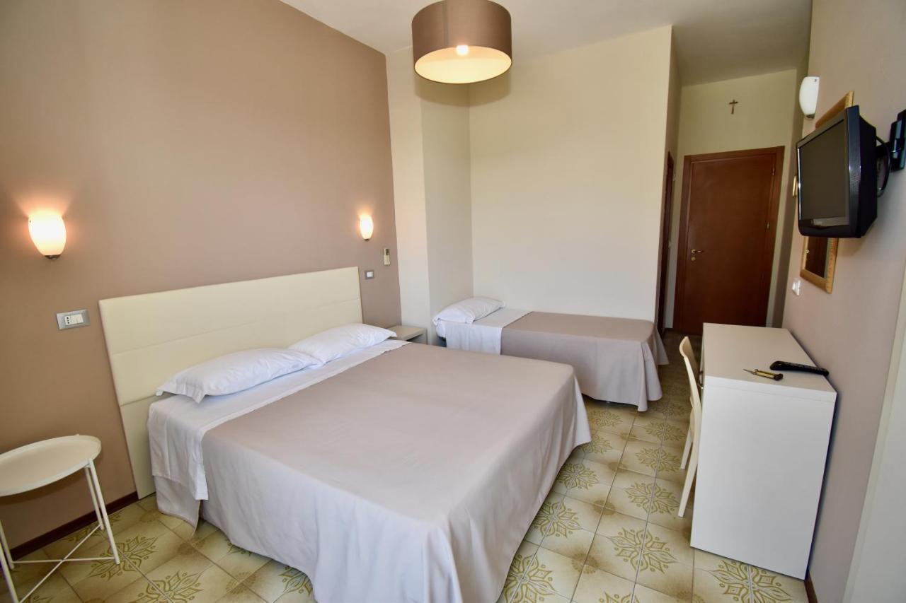 Hotel Astor B&B Lido di Classe Bagian luar foto