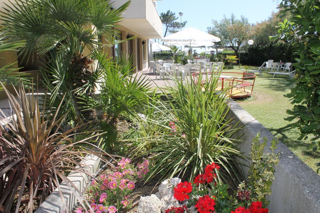 Hotel Astor B&B Lido di Classe Bagian luar foto