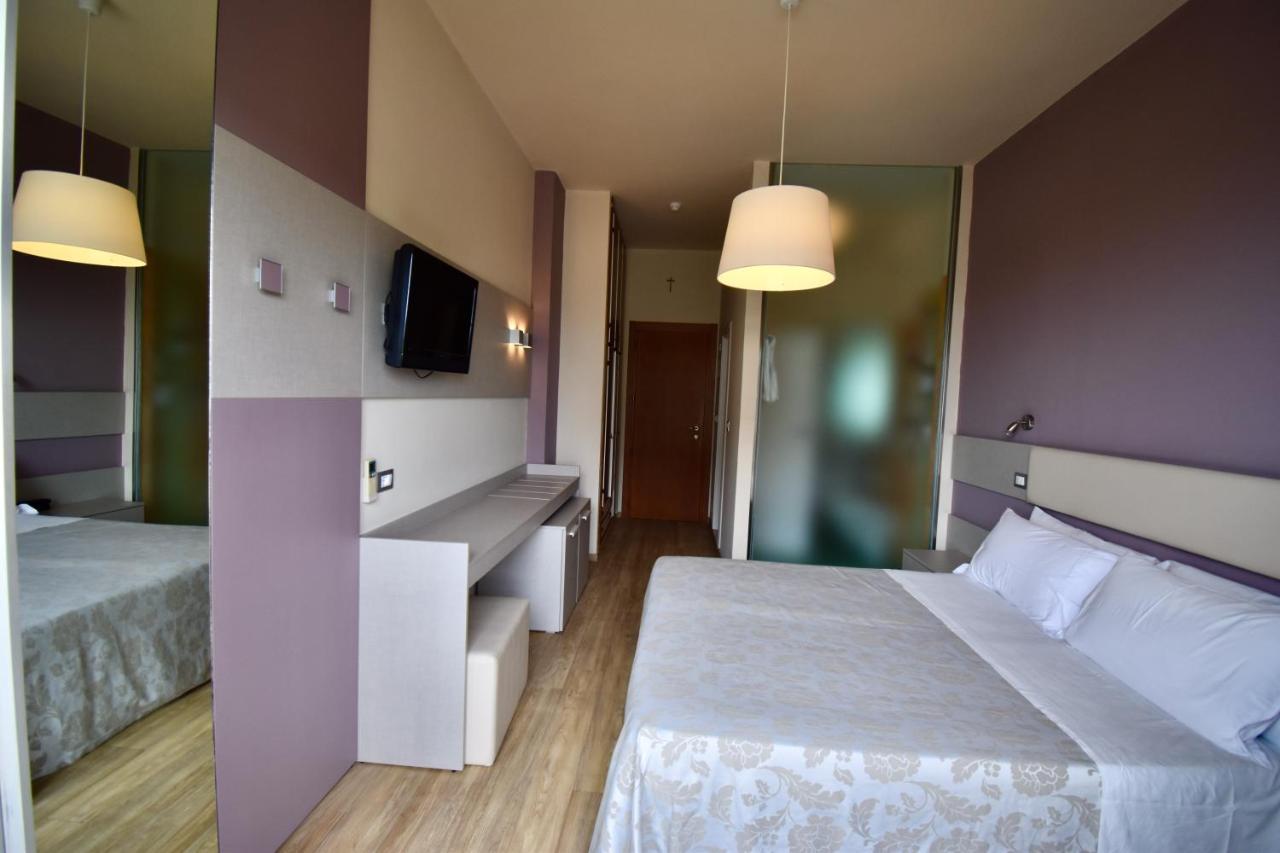 Hotel Astor B&B Lido di Classe Bagian luar foto