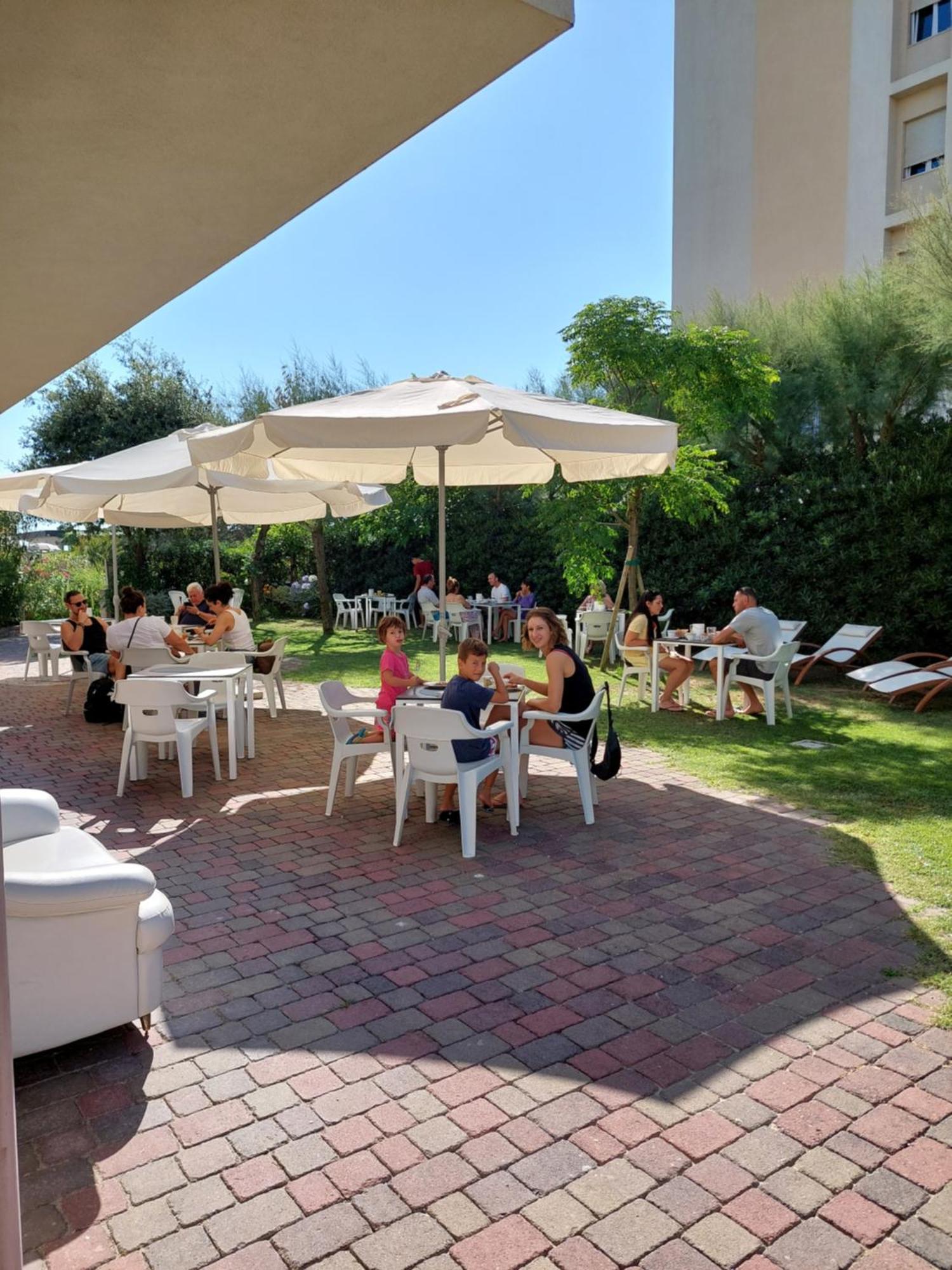 Hotel Astor B&B Lido di Classe Bagian luar foto