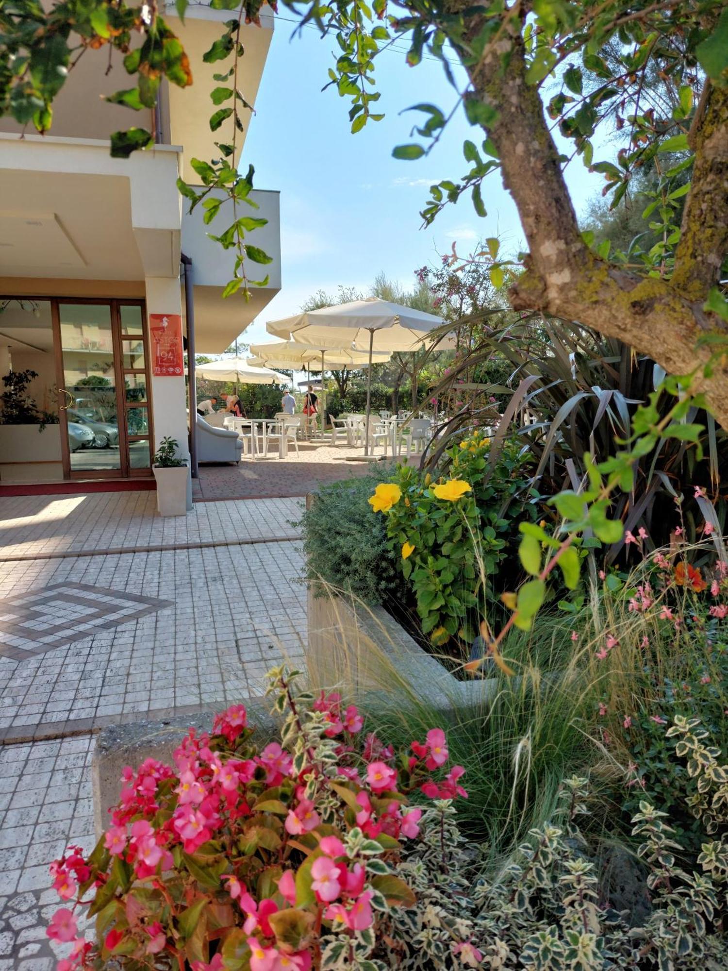 Hotel Astor B&B Lido di Classe Bagian luar foto
