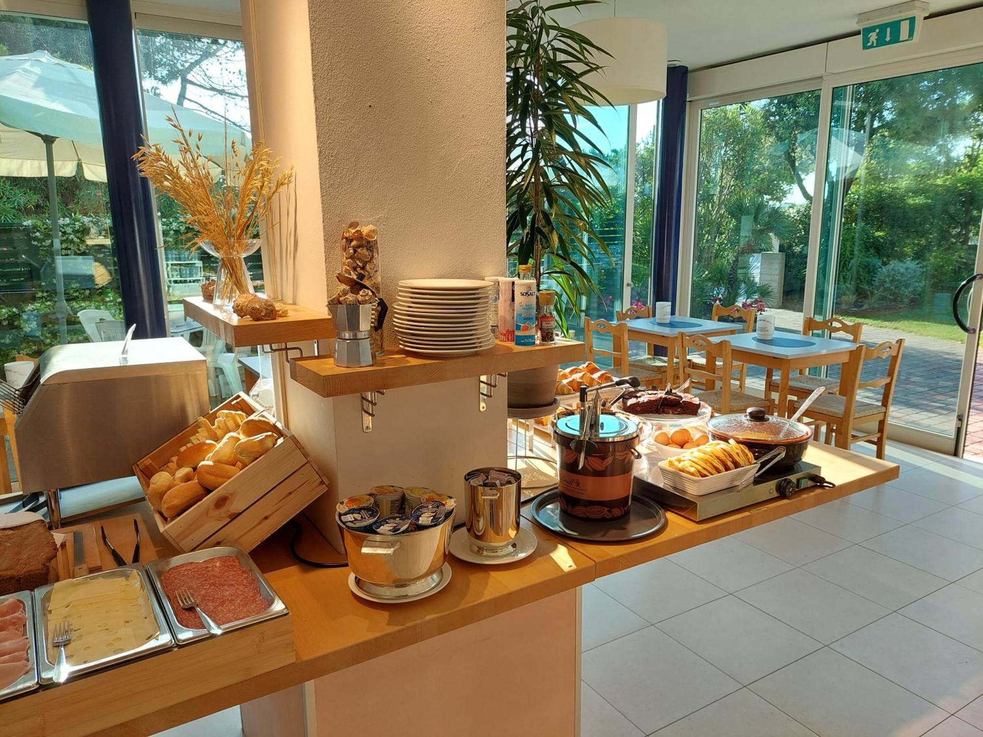 Hotel Astor B&B Lido di Classe Bagian luar foto