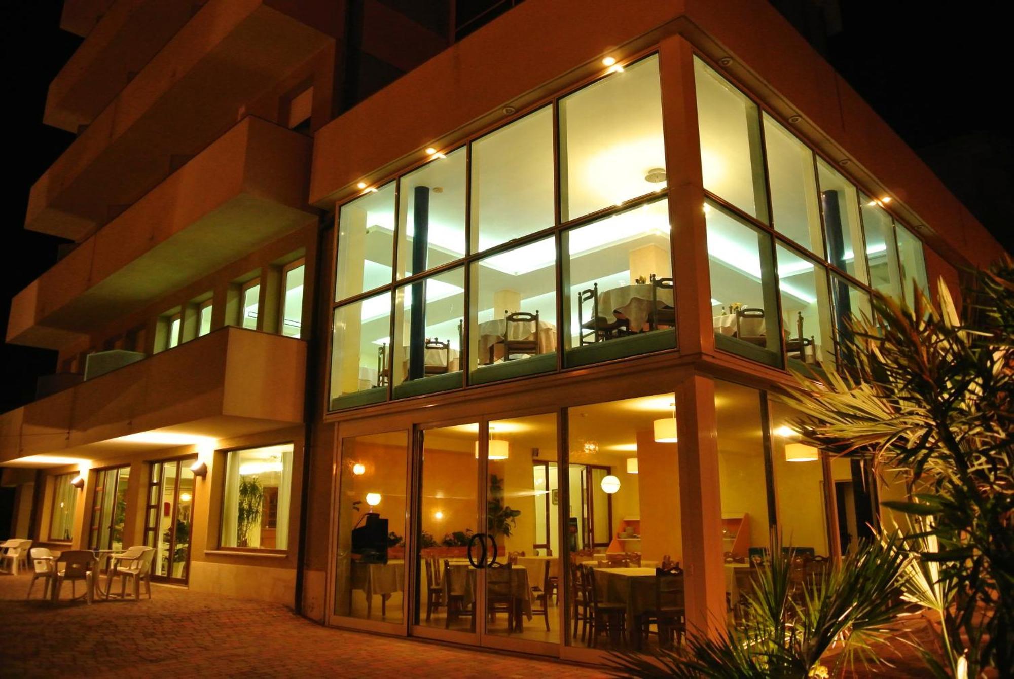 Hotel Astor B&B Lido di Classe Bagian luar foto
