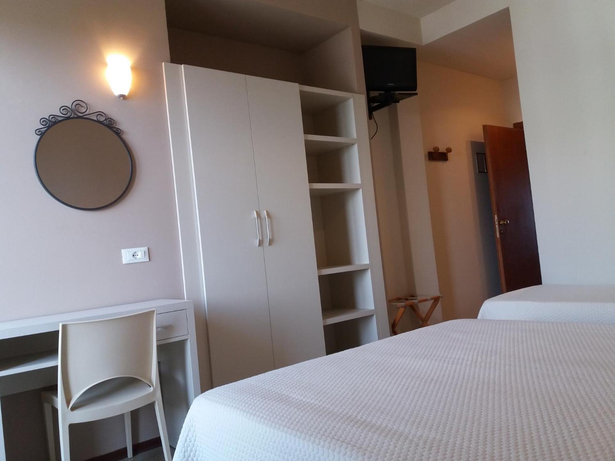 Hotel Astor B&B Lido di Classe Bagian luar foto