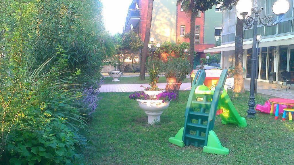 Hotel Astor B&B Lido di Classe Bagian luar foto