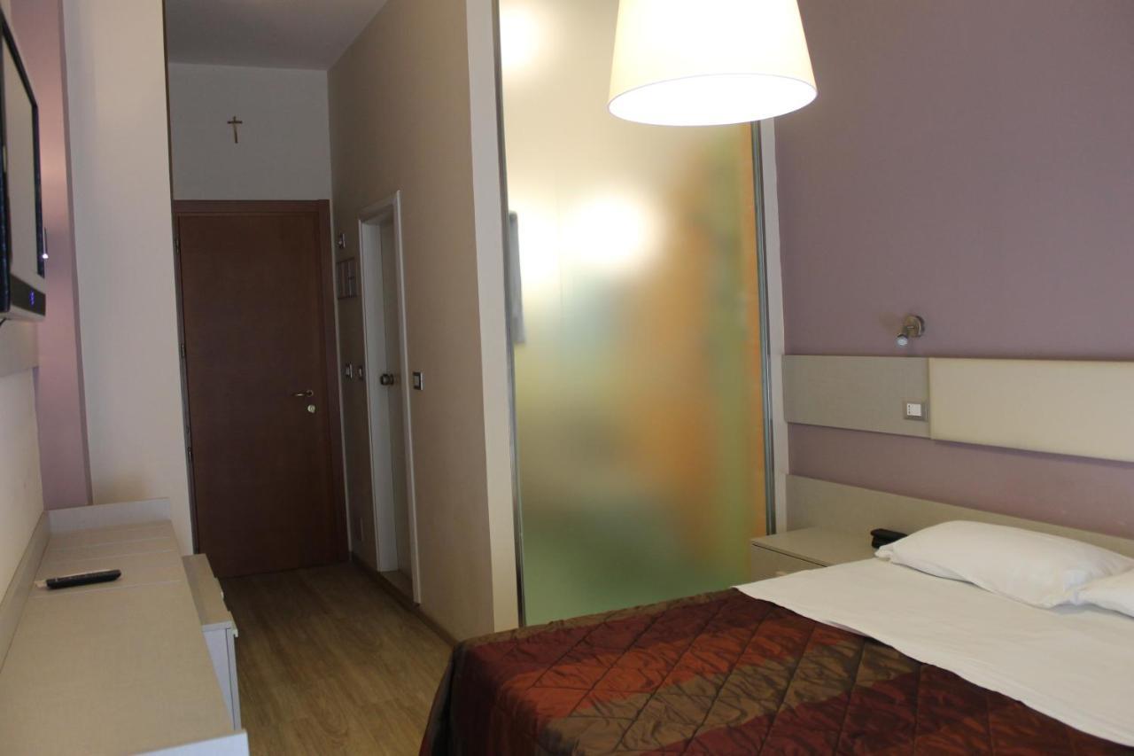 Hotel Astor B&B Lido di Classe Bagian luar foto